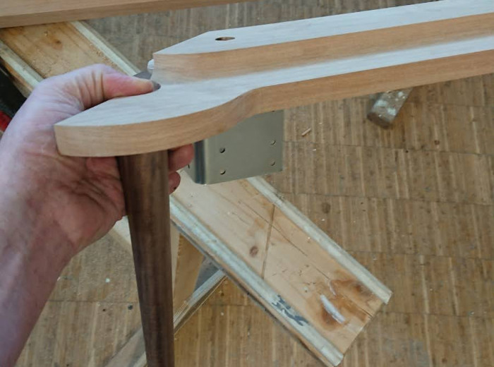 Detail der filigranen Bettfüße mit unsichtbarer Stahleinlage