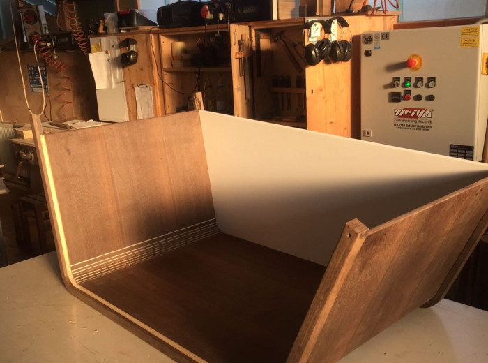 Gebogenes Formholz-Werkstück in der Werkstatt